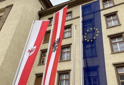 flaggen-ö-tirol-eu-vor-innsbrucker-landhaus-c-stangl